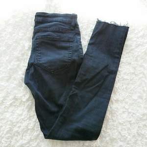 Snygga svarta jeans med slitningar vid ankeln. Storlek 25 men små i storlek, passar även W24.