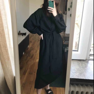  - Ny och oanvänd svart skjortklänning från H&M! Knappar upptill och bälte i midjan, lite ballongärm! Storlek 34 men tror absolut den funkar på en 36:a med🌹 nypris 599kr