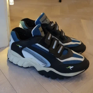 Chunky Kangaroos - Riktigt feta sneakers från kangaroos! Knäpps med velcro, och är riktigt sköna att gå i. Har massa coola reflexer och snyggt gulnad sula. Insidan är rätt så nopprig och Kangaroosmärkena på tungan är ganska slitna. Möts gärna upp i Stockholm!