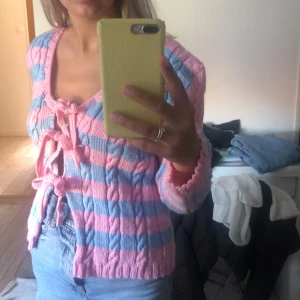 Kofta - Super söt kofta i blått och rosa.