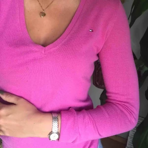  - Tommy Hilfigher long sleeve. Bomull, lite tjockare kan användas både över t-shirt eller som den är. Normalt använd, köpt på Tommys egna butik i London 🌺