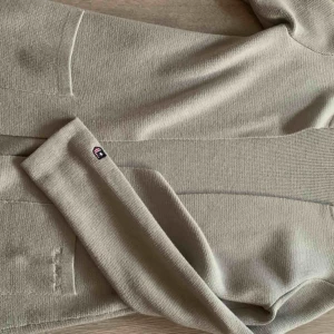  - Kofta från bondelid i storlek S, sparsamt använd. Frakt tillkommer och skickas med postens blå kuvert. 