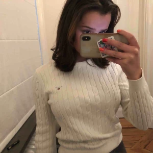  - Passar xs/s. Jätte söt kabelstickad tröja från Gant. Inte använd många gånger och därför säljer jag. Bra skick🥰🥰🥰