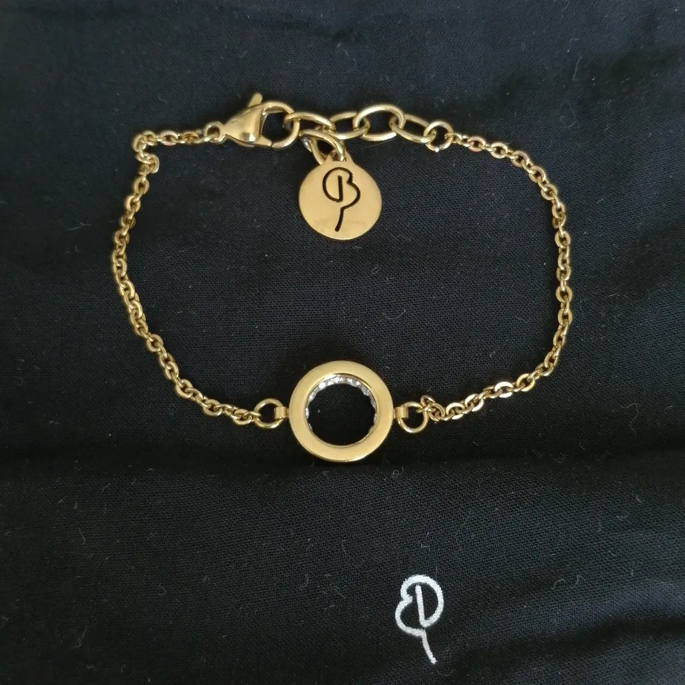 Monaco Bracelet Gold ordinariepris: 349kr (säljs för 250kr). DIAMETER 12 MM, ARMBANDETS JUSTERBARA LÄNGD 16-19 CM. KUBISK ZIRKONIA, BLANK 14K GULDPLÄTERING PÅ ROSTFRITT STÅL. NICKELSÄKERT. Säljer även en liten som är helt ny, ord.pris 299kr (199kr). Accessoarer.