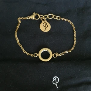 Edblad armband  - 🌟 Monaco Bracelet Gold ordinariepris: 349kr (säljs för 250kr). DIAMETER 12 MM, ARMBANDETS JUSTERBARA LÄNGD 16-19 CM. KUBISK ZIRKONIA, BLANK 14K GULDPLÄTERING PÅ ROSTFRITT STÅL. NICKELSÄKERT. 🌟 