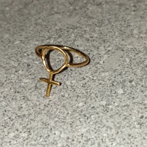  - guldplaterad äkta silver ring med kvinnosymbol. 17mm