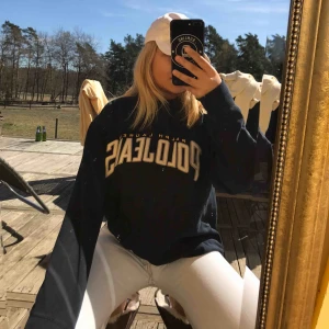  - Ber om ursäkt för smutsig spegel hehe. Marinblå polo jeans co (Ralph Lauren) tröja. Super mysig och skön! Vintage.   SE HIT, många som hör av sig nu men mitt pris är 350kr, möts upp i Sthlm annars står köparen för frakten. Respektera gärna det ❤️