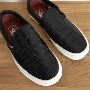  - Innermått 23cm, säljs för att de råka bli fel storlek :’( Helt nya och har inga defekter, tror kartongen finns kvar t.o.m. Köparen står för frakt, kan ner i pris vid snabb affär 