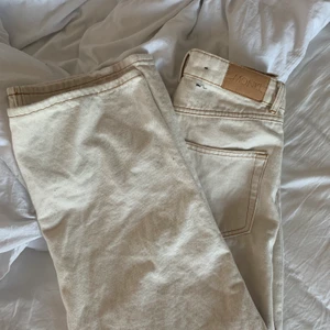 Vita raka byxor  - Säljer mina vit beiga raka byxor från Monki. Dom har blivit försmå för mig och jag har knappt använt dom. Väldigt fina byxor i bra kvalitet och inga slitningar