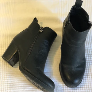 Din sko stel 35 - Säljes på grund av att de inte används längre. Klackhöjd 6 cm. Mycket sköna att gå i. 