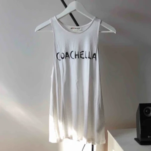  - Ett linne i skönt luftigt material från H&Ms Coachella kollektion. Knappt använd. (Frakt tillkommer om den ska skickas)
