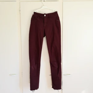 Vinröda jeans XS - Tajta vinröda jeans från cubus i storlek XS