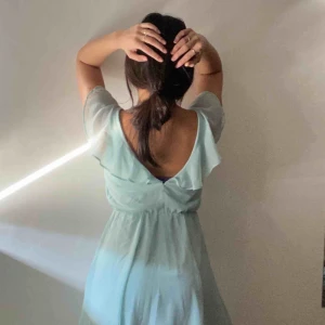  - Helt ny somrig klänning från VILA med lapparna kvar! Endast provad för bilden. Färgen är turkos/ pastellblå. . Nypris 549kr. Pris kan diskuteras🦋