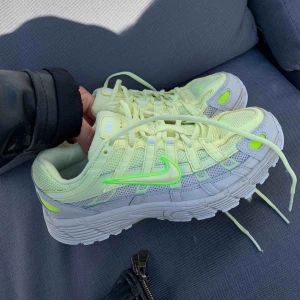  - Säljer mina nike p-600 lite billigare så de ska hitta ett förfalltid hem! Använda fåtal gånger. Ser jätte fräscha och fina ut fortfarande. Finns bild åt alla håll om de önskas! Frakt tillkommer ❤️