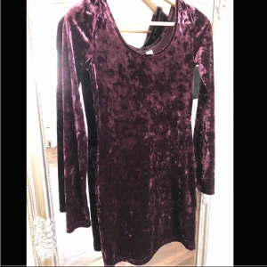  - Lila klänning använd fåtal gånger. 