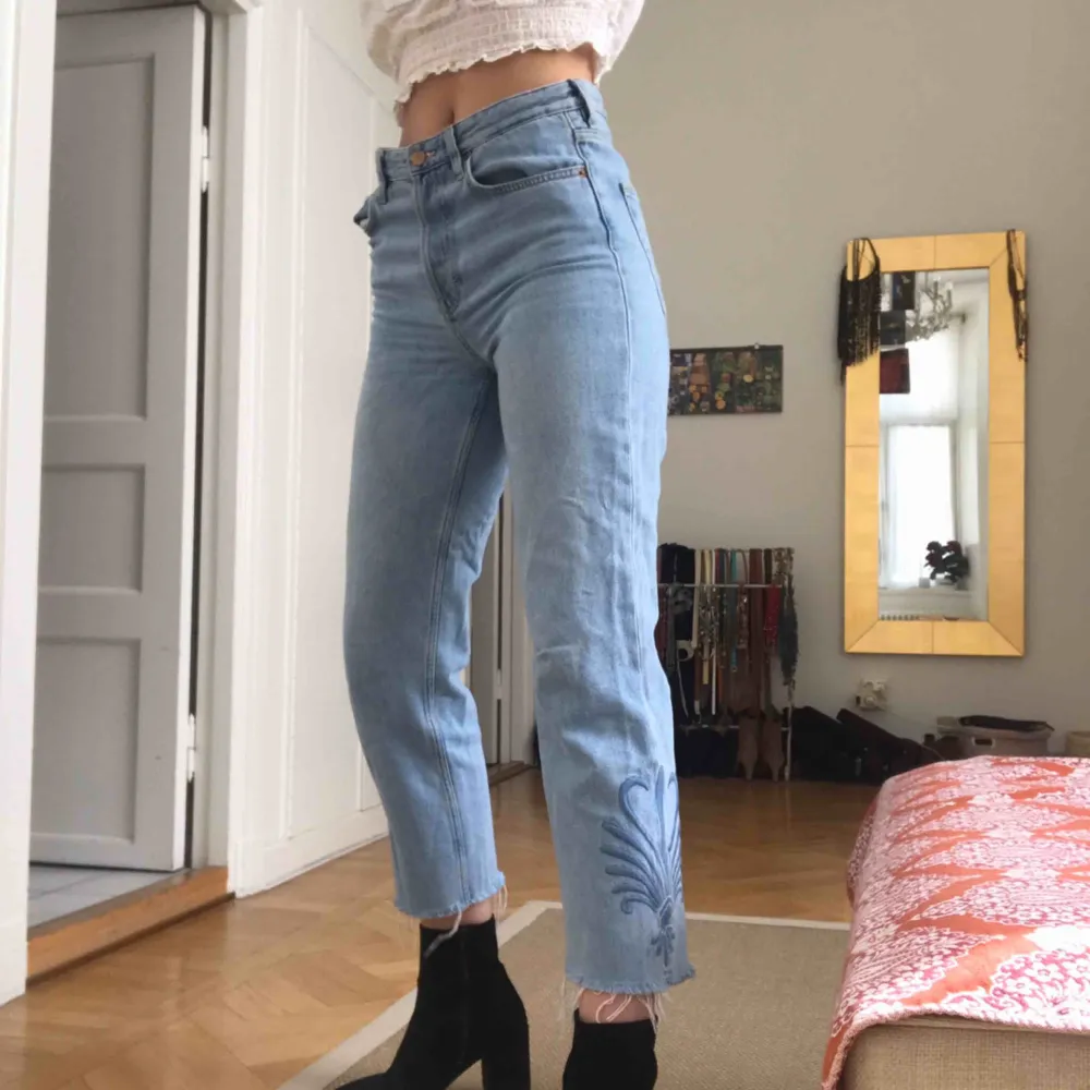 Straight fit high waist h&m pants, perfect for summer! They are cropped above the ankle with a pattern on the side of the leg. I haven’t worn them much and they are in good shape. I’m 176 and they’re a bit short for me that’s why I’m selling🥰. Jeans & Byxor.