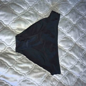  - Svart bikiniunderdel🖤 Aldrig använd då den inte passar mej Skriv för mer info🥰