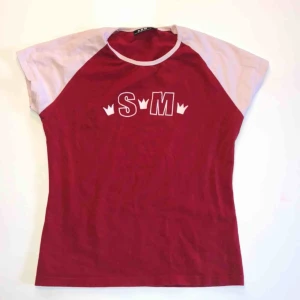  - Super fin tröja med S M tryck❤️ köpt på second hand. Köparen står för frakt 