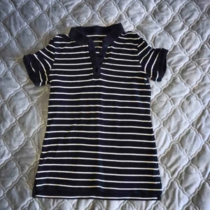  - T-shirt skjorta från H&M, använd några gånger därav priset Väldigt bra skick, färgen är marinblå och vit💕 Skriv för mer info🥰