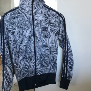 Kofta, Adidas  - Så cool mönstrad kofta från Adidas. Knappt använd, bra skick! 