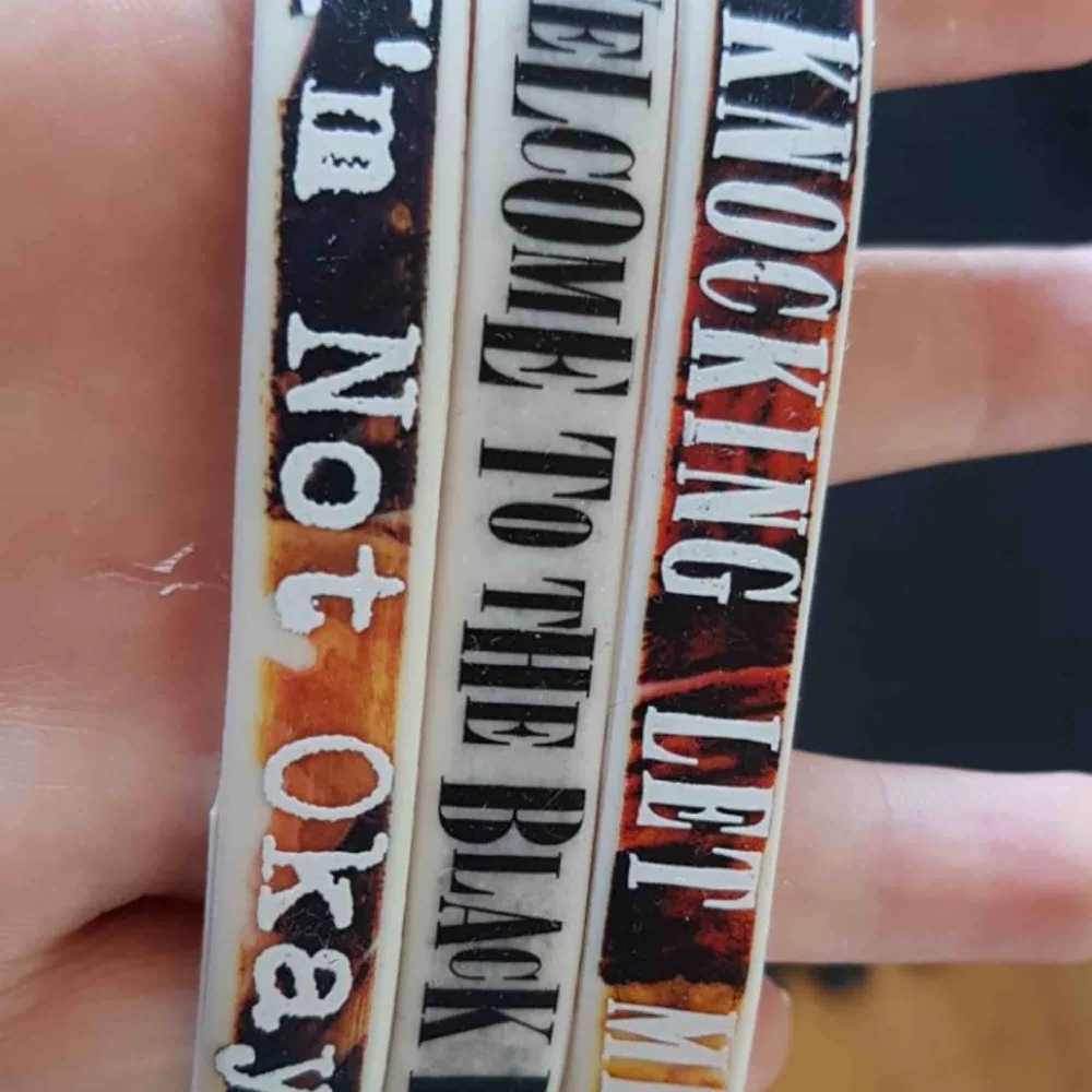 my chemical romance armband, alla för 50kr. frakt 40kr. köpta från hot topic i 2018. Accessoarer.