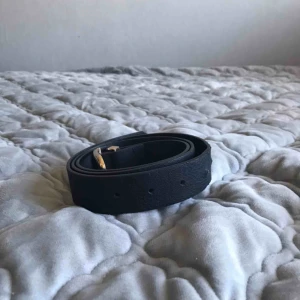  - Svart bälte i storlek S köpt från H&M Använt några gånger men är i väldigt bra skick❣️ Skriv för mer info🥰