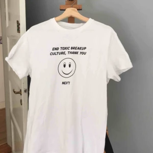  - Snygg oversize T-shirt med tryck, från weekday. Använd ett fåtal gånger så i princip som ny. Kan mötas upp i Malmö eller skicka inom Sverige, köparen står för frakt. ✨