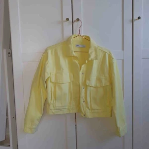  - Supersnygg neongul jeansjacka från Zara💛💛  Lite kortare i modellen med stora fickor 🙃 Använd endast ett fåtal gånger. Frakt ingår i priset!