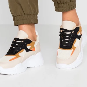 Glamorous (Skinnimitation/textil) - Used once,Sneakers- beige/multicolor-: Produktinformation FÖRSLUTNING- Snörning KLACK/SULA- Platt FODER- Textil TYG -Mesh, skinnimitation TILLFÄLLE-: Vardag FODERTJOCKLEK- Tunt foder STÄNGNING- Snörning TẢ- Rund INNERSULA- Textil SULA- Konstmaterial.