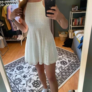  - Fin vit klänning från H&M! Betalning sker via swish. Köparen står för frakten!