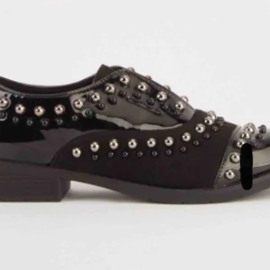  - Helt nya skor som ligger kvar i kartongen Säljer pga att dom är för små för mig..  75:-  Köpare står för frakt 