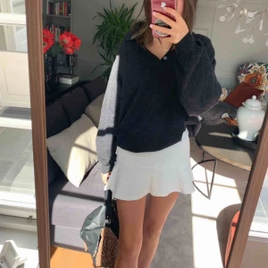  - Grå kofta från United colors of Benneton  Jätte bra skick, som ny  Fraktkostnad tillkommer på 50kr 🥰