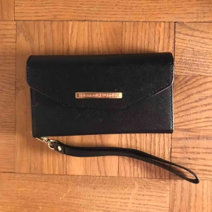  - Plånboks fodral till iPhone 7/6/8/6s från ideal of Sweden modell Mayfair Clutch. Nypris 299. 