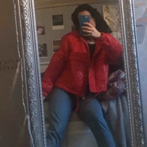  - Röd dunjacka med luva. Jag har aldrig använt den, prislappen sitter fortfarande på. Tunn jacka som är passande för våren.