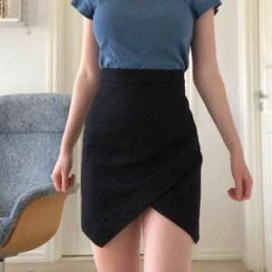  - Nästan oanvänd snyggt skuren svart kjol! Frakt tillkommer🥰