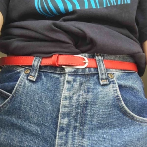  - Frakten ingår i priset! Skitfint rött skärp som går lätt att göra nya hål i! ☀️ Köpt secondhand, därav små slitningar du kan se på sista bilden. Ca 110 cm långt!