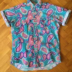 Vintage kortärmad skjorta från Wrangler i fint skick.

Bredd: ca 57cm
Längd: ca 75cm 