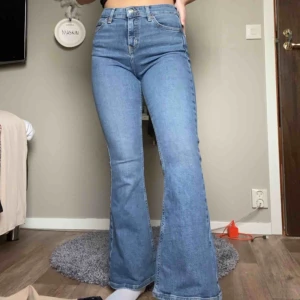 Bootcut jeans  - Ett par sköna stretchiga jeans från topshop! Jag som är 164cm lång passar perfekt i dem, sitter jätte bra i rumpan🌸 Fortfarande i väldigt bra skick:))