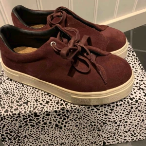 - Skor i strl36 i vinröd mocca  
