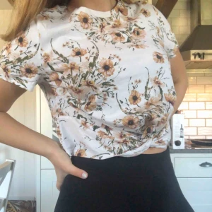 - Gullig tröja med solroser på. Frakt ingår i priset!!