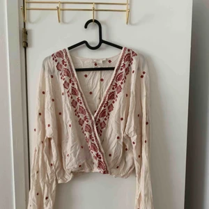  - Jättefin oanvänd top från Boohoo i storlek L