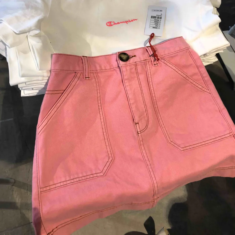 Intressekoll på den här superfina rosa jeans kjolen. Köpt i London i somras på Urban Outfitters💞💞 använd några få gånger!. Kjolar.