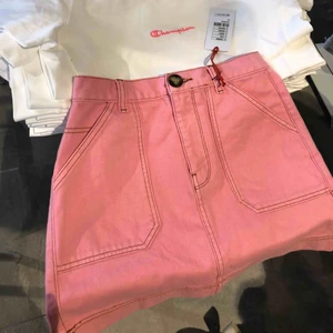  - Intressekoll på den här superfina rosa jeans kjolen. Köpt i London i somras på Urban Outfitters💞💞 använd några få gånger!