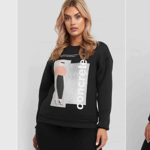  - Säljer denna snygga sweatshirt från NAKD! Storlek S, använd en gång. Frakt på 79kr tillkommer. 