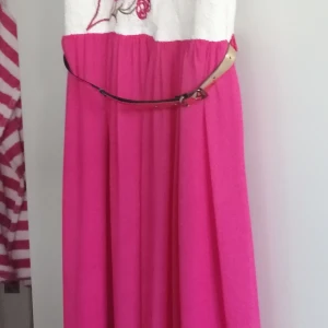 Klänning  - Mycket fin klänning, som passar till alla event. Köpt från trycket, används bara några gånger 