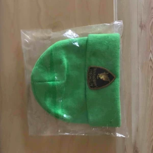  - Lägg bud! Skulle sälja denna mössa för 1700 men förpackningen har råkat gå sönder! Så lägger ut här för att se intresse! Jag har ej rört mössan, ej provat eller tagit ut den ur förpackningen! Den är äkta! 