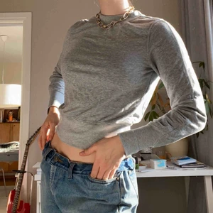 Coolegetröja - Grå mysig sweatshirt, lite kortare🦋 står xs på lappen men passar även s! Fint skick, nästintill oanvänd🦋 köpare står för frakt