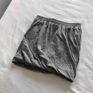  - Kjol från Nelly. Knappt använd. (Frakt tillkommer om den ska skickas)