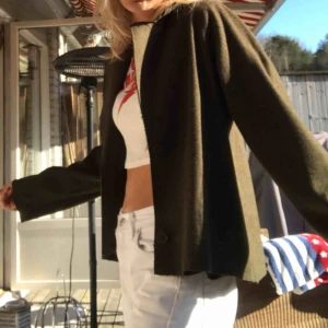  - kappa från weekday som jag klippte kort, därav är fickorna klippta (kolla bild 3), skitsnygg men tröttnat. perfekt till våren, sitter snyggt oversize på XS (jag)