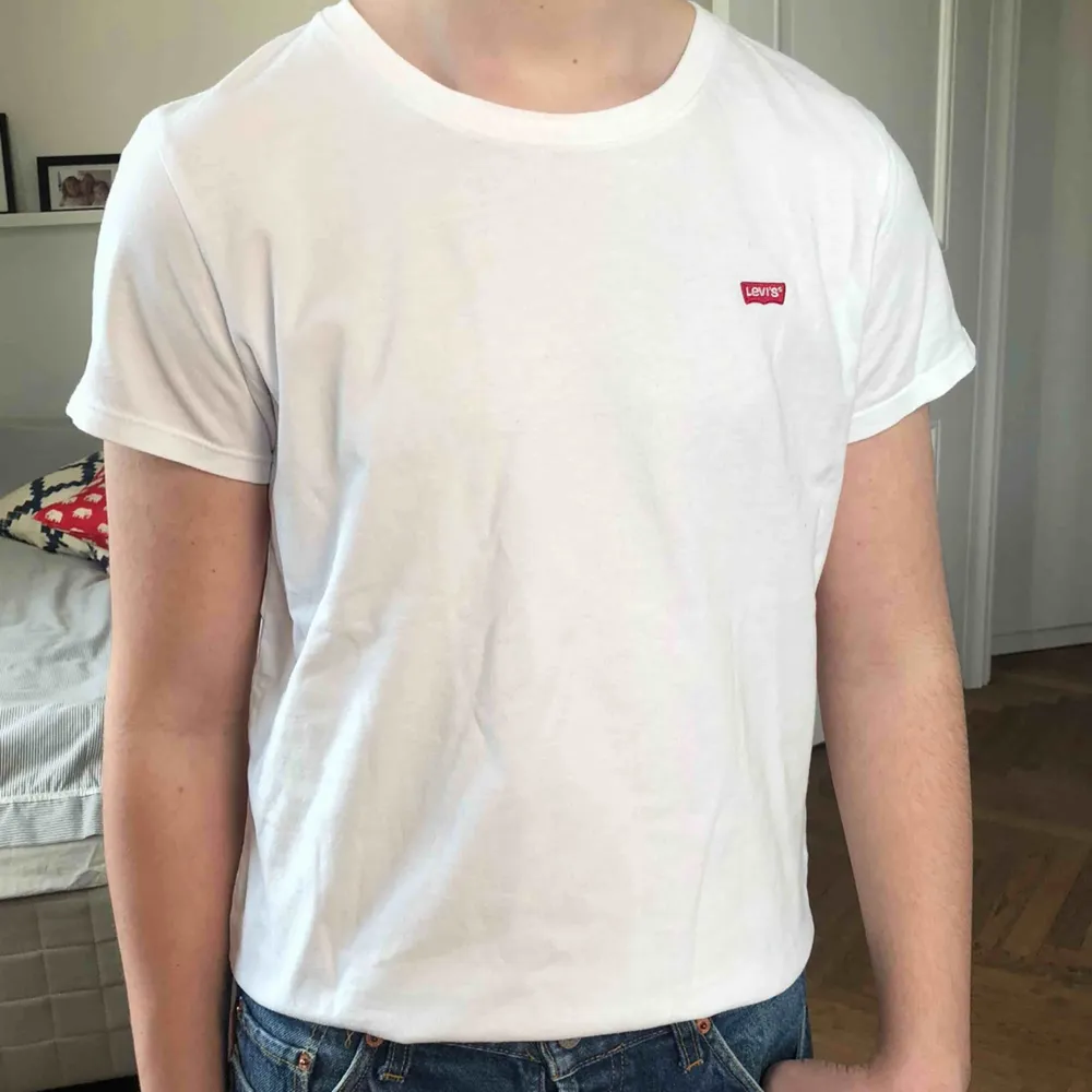 Levis t-shirt i bra skick, sitter mer som en xs/s än en m🤪. T-shirts.